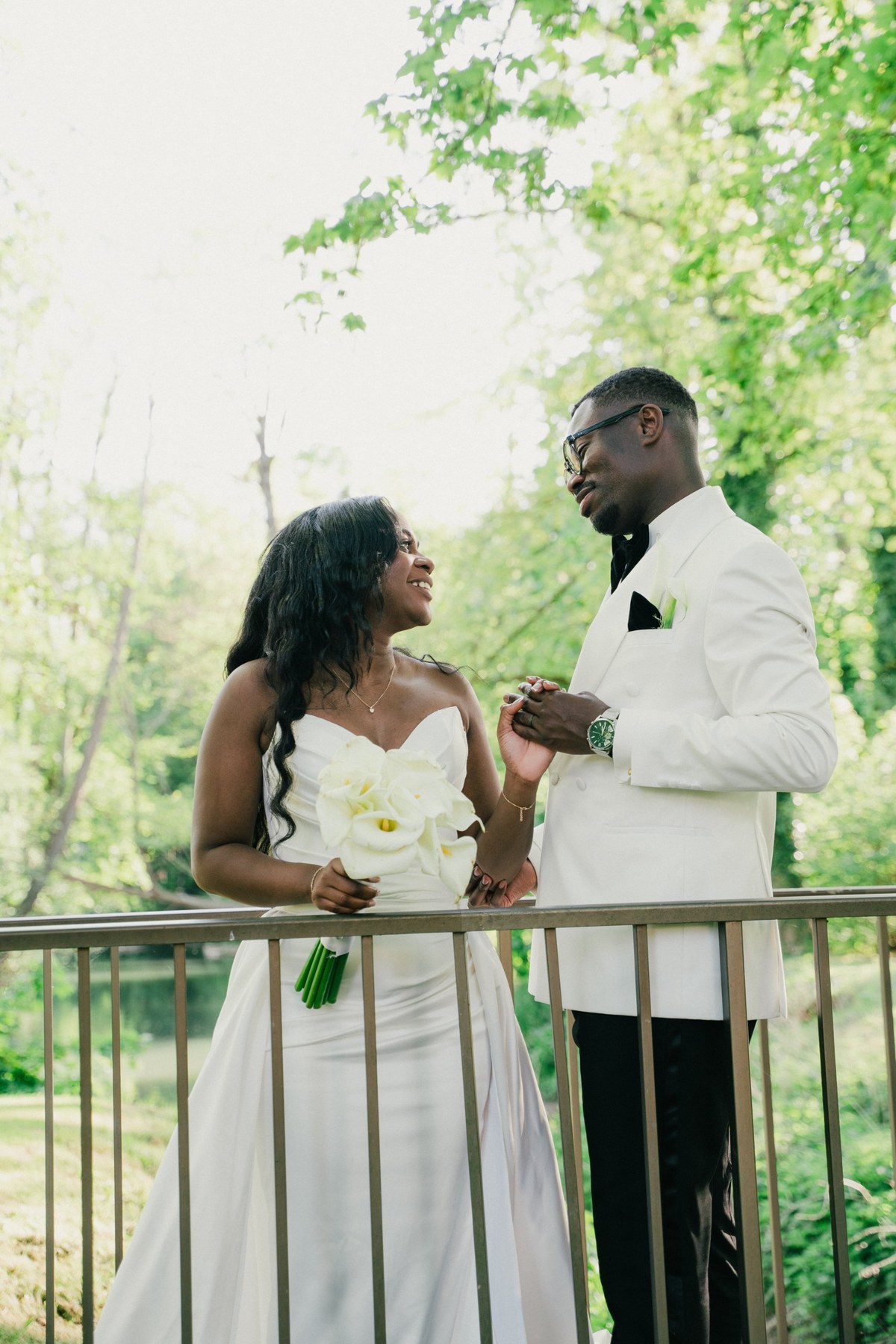 Edline and Jereil, close on a bridge, bouquet of white flowers