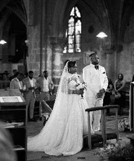 Cérémonie dans une église, photo en noir et blanc