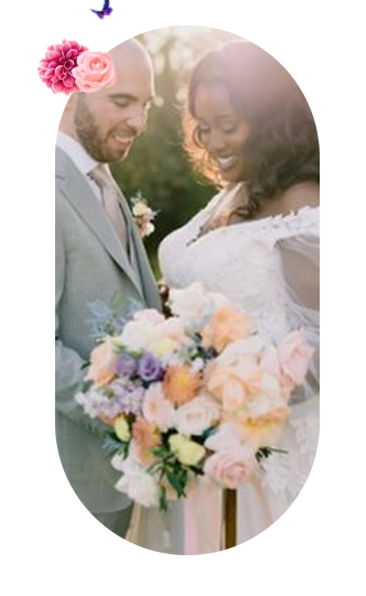 Couple souriant, la mariée tient un bouquet de fleurs pastel
