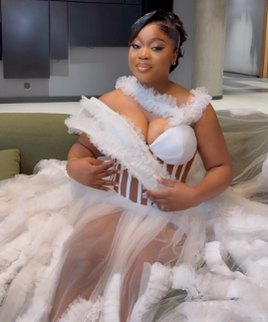 Mariée en robe de tulle blanc