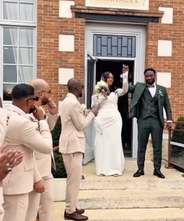 Sortie des mariés devant la salle des mariages